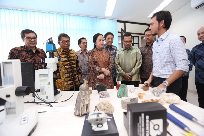 Tampak Menteri Koordinator bidang Pembangunan Manusia dan Kebudayaan, Puan Maharani ketika mengunjungi laboratorium FMIPA Universitas Indonesia