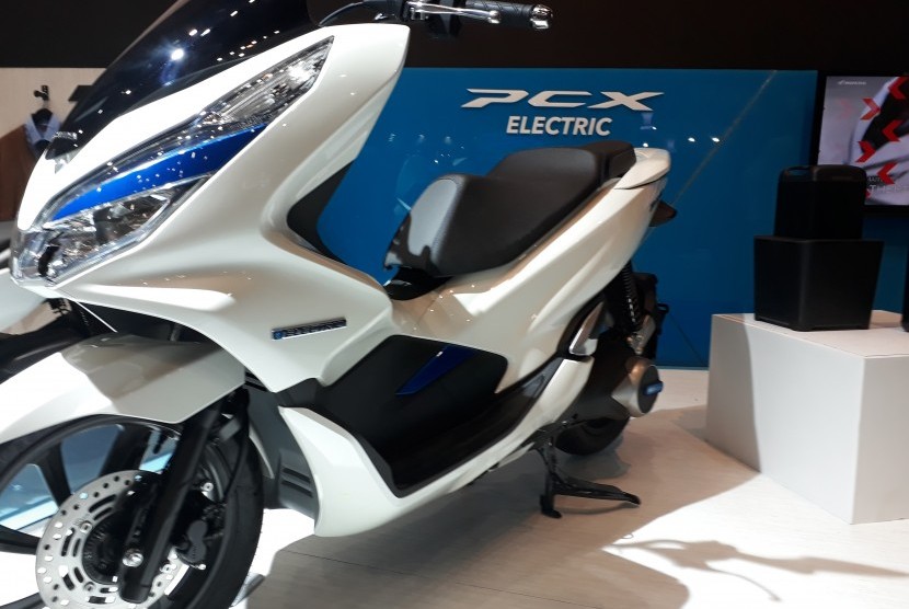Tampak motor konsep  Honda PCX elektrik yang dipamerkan pada Indonesia Motorcycle Show 2018 di Jakarta Convetion Centre, Rabu (31/10).