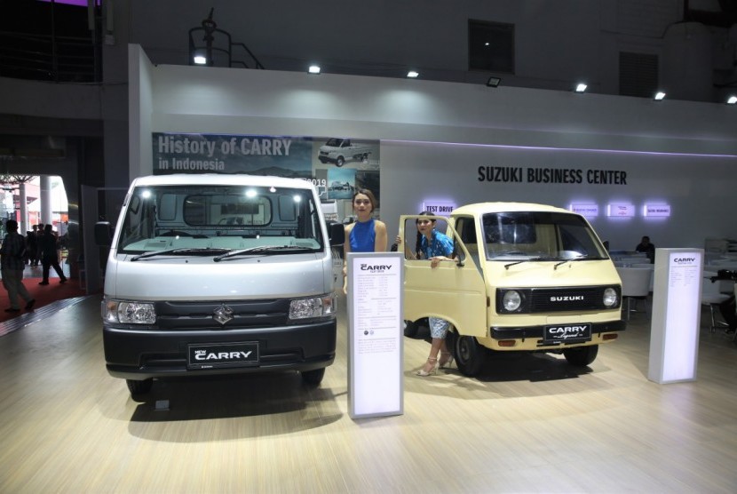 tampak new suzuki carry pick up (kiri) dan suzuki carry pick up st 20 buatan tahun 1976 (kanan) pada ajang Telkomsel Indonesia International Motor Show di JIexpo Kemayoran. Jakarta