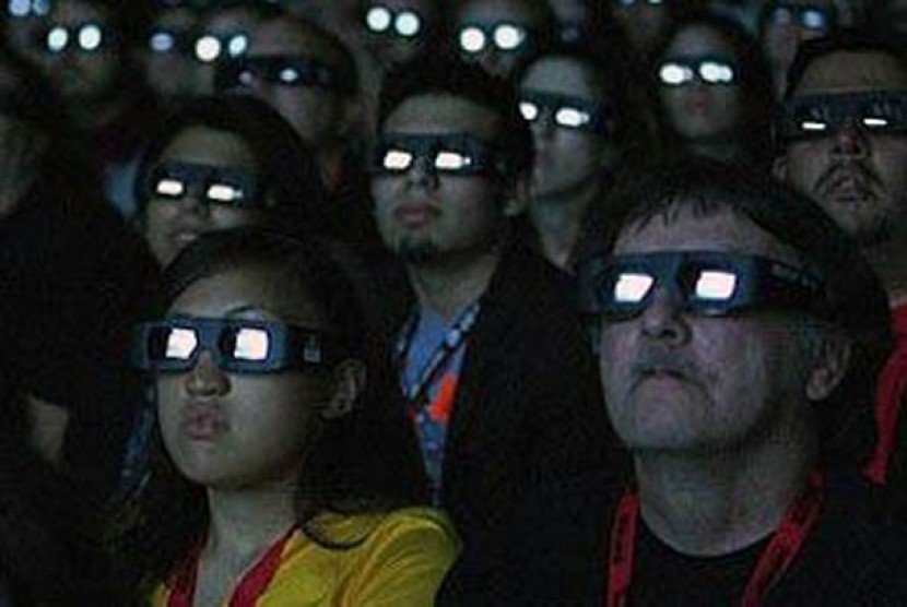Tampak orang-orang yang tengah menikmati film 3D dengan kacamata khusus di sebuah bioskop