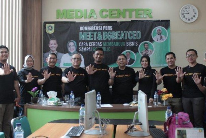 Tampak para panitia acara Meet and Bgreed yang diikuti UMKM di Bogor usai melakukan konferensi pers, Jumat (23/8).