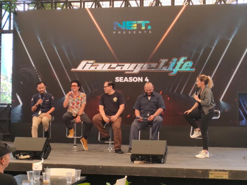 Tampak para pengisi program Garage Life NET TV dalam sebuah diskusi, Ahad (9/10/2022)