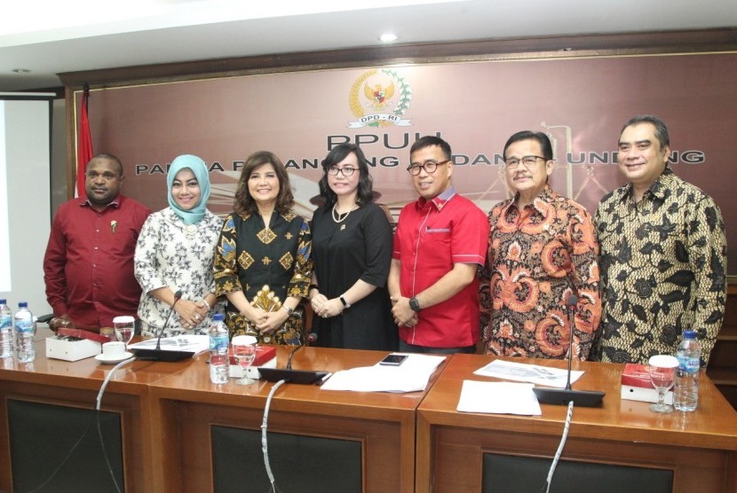 Tampak para peserta diskusi berpose bersama  di Ruang Rapat Majapahit, Gedung DPD RI, Jakarta, Rabu (12/2).