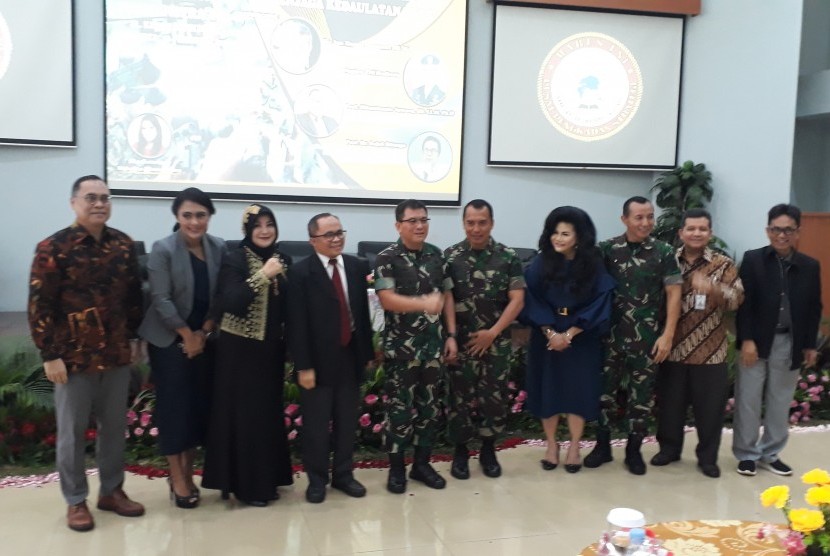 Tampak para peserta seminar Strategi Komunikasi Internasional melalui Perspektif Diplomatik dan Jurnalistik dalam Menghadapi Permasalahan Laut Natuna Utara, Rabu (26/2) berpose bersama. 