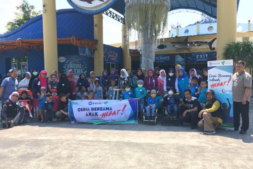 Tampak para peserta wisata Seaworld Ancol berpose bersama, Sabtu (15/2)