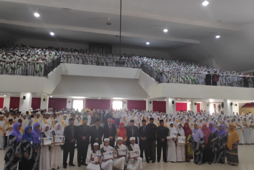 Tampak para santri berpose usai wisuda di lingkungan kantor Kementerian Agama Kabupaten Agam