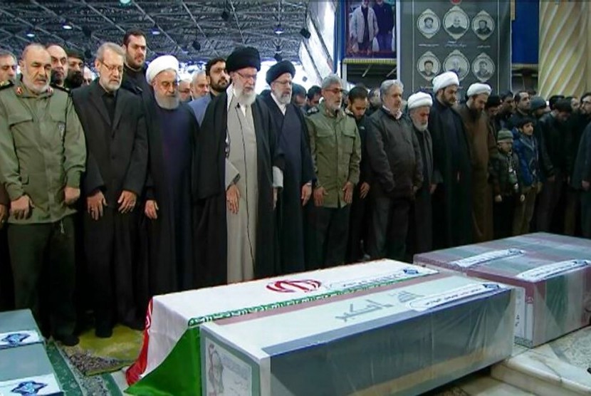 Tampak pemimpin tertinggi Iran, Ayatollah Ali Khamenei, memimpin doa di hadapan peti jenazah Jenderal Soleimani yang dibunuh di Irak oleh drone AS, Senin (6/1). Jenazah Soleimani disemayamkan di Universitas Tehran, Iran.
