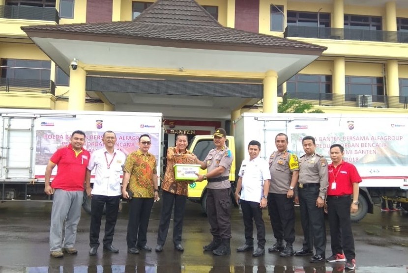 Tampak penyerahan bantuan dari Alfamart dan Alfamidi kepada lembaga terkait bagi para korban musibah tsunami Banten