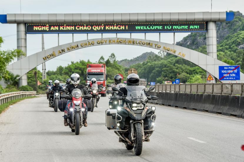 Tampak peserta Wonderful Indonesia Motorbike Touring  ketika memasuki wilayah Vietnam