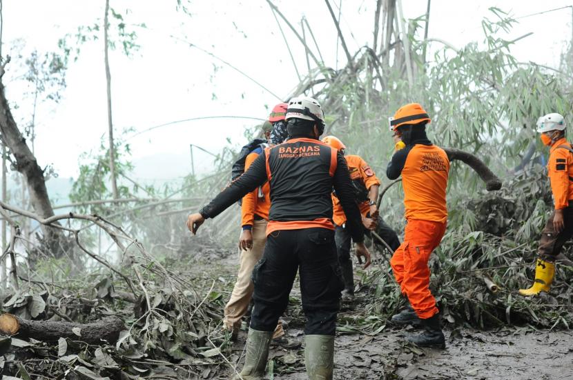 Tampak petugas dari Baznas sedang melakukan kegiatan SAR di kawasan erupsi Semeru, Kabupaten Lumajang, Jawa Timur