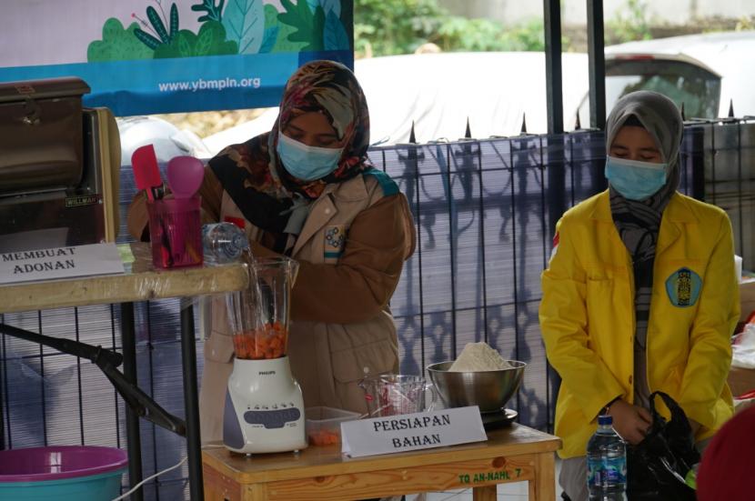 Tampak petugas dari Fakultas Ilmu Keperawatan Universitas Indonesia ketika sedang memperagakan pembuatan mie dari bahan sayuran