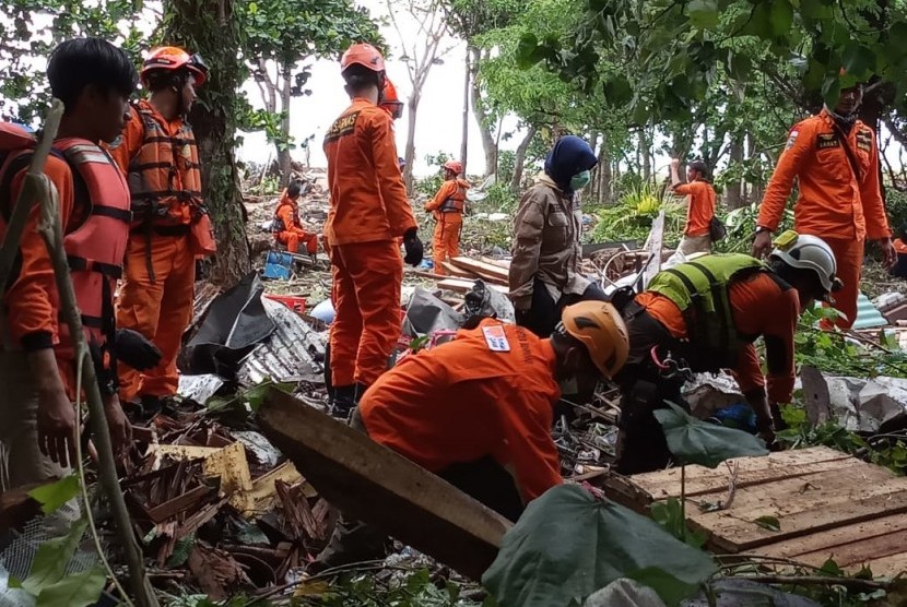 Tampak petugas sedang mencari korban musibah sunami di wilayah bencana