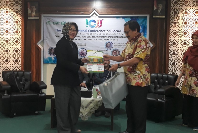 Tampak Prof. Siti Zuhro ketika menerima cinderamatan dari Dekan FISIP UMJ, Dr.  Dr. Ma’mun Murod Al-Barbasy usai menjadi pembicara Selasa (5/11)