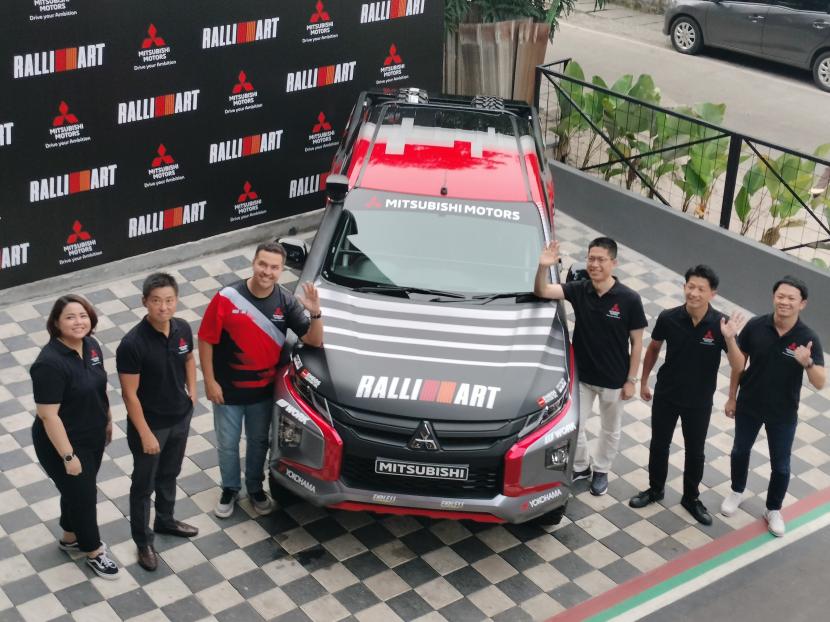 Tampak Rifat Sungkar bersama Tim Mitsubishi Rally Art yang akan tampil di  Asia Cross Country Rally (AXCR) 2022 Thailand-Kamboja  