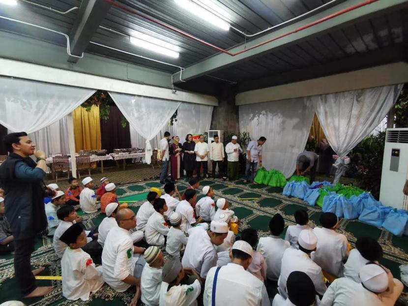 Tampak salah satu aksi sosial Chi Heritage dengan berbagi kepada sesama di bulan Ramadhan