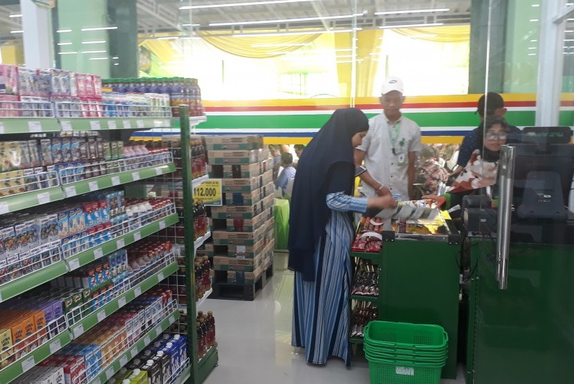 Tampak salah satu aktivitas transaksi di MUS Halal Convenience Store