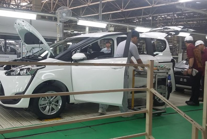 Tampak salah satu kegiatan produksi di pabrik Toyota Cikarang, Jawa barat