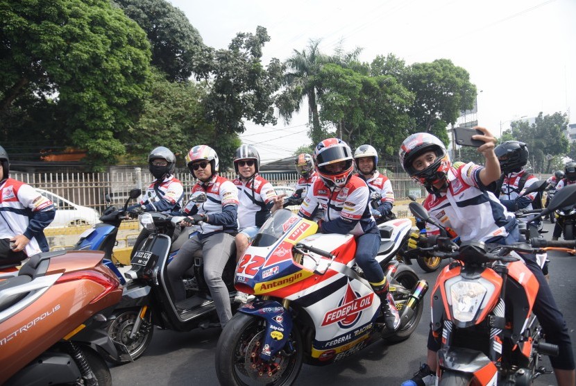 Tampak Sam Lowes berpose sejenak dengan komunitas kendaraan roda dua