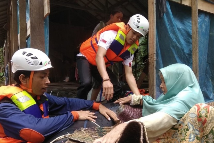 Tampak Saniah (60), warga Desa Tanah Habang Kiri, dievakuasi tim penyelamat Masyarakat Relawan Indonesia - ACT Kalimantan Selatan saat banjir menerjang Kabupaten Balangan, Kamis (6/2) lalu.