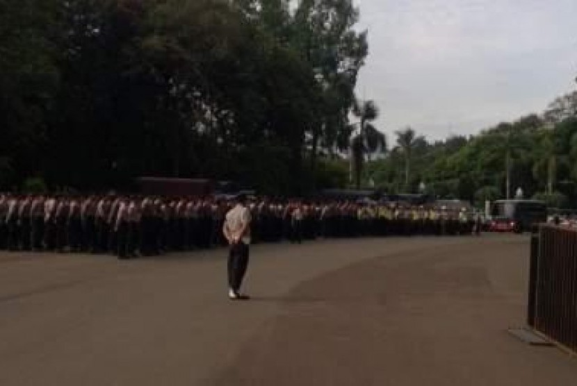 Tampak sejumlah anggota kepolisian tengah melakukan apel siaga persiapan pengamanan jelang pertandingan Arsenal vs Indonesia Dream Team di Lapangan Gelora Bung Karno (GBK), Senayan, Jakarta, malam ini (Ahad, 14/7).