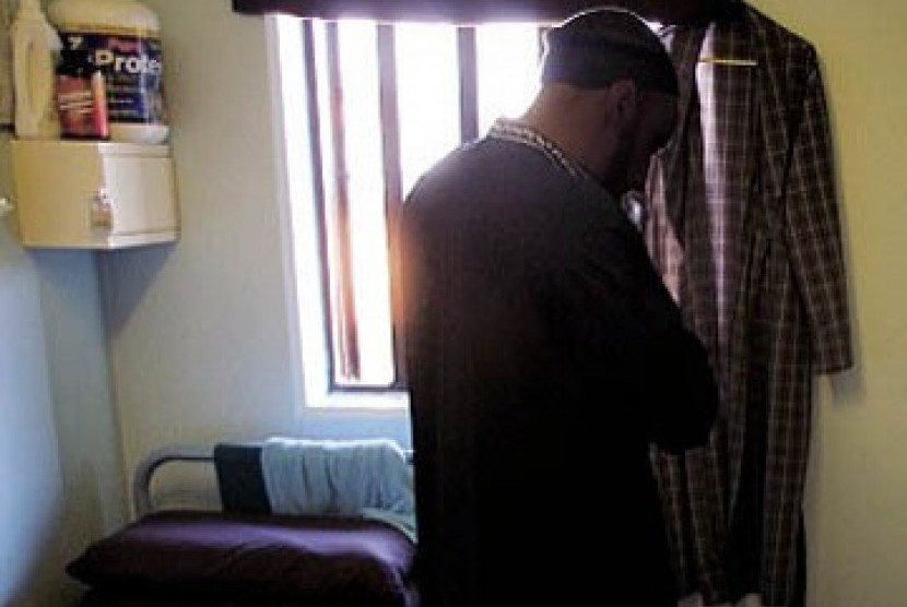 Tampak seorang narapidana sedang shalat di ruang selnya.