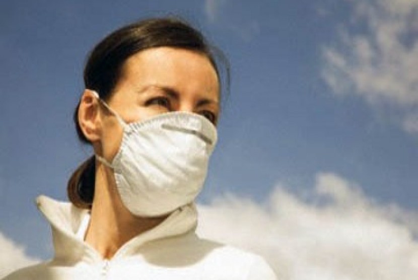 Karyawati memakai masker. Ada sejumlah pemicu alergi yang terdapat di tempat kerja, baik di dalam maupun luar ruangan.