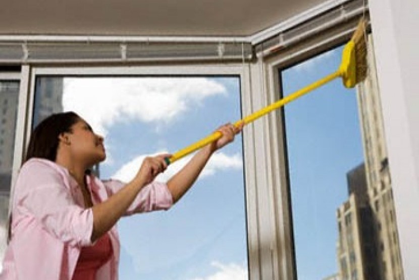 Tips ngaco membersihkan jendela yang tersebar di Tiktok. (ilustrasi)