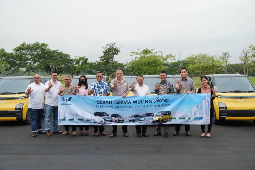 Tampak serahterima Wuling Air ev di pabrik Cikarang, Jawa Barat kepada Jusuf Hamka