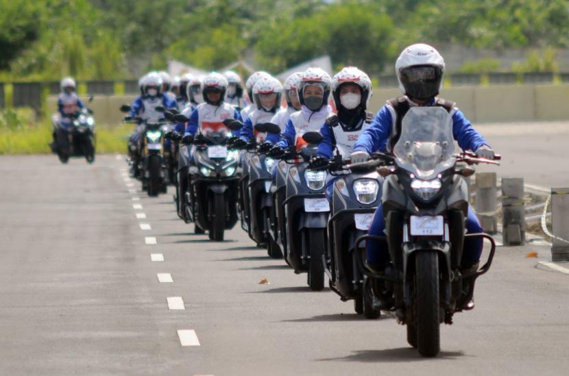 Tampak siswa binaan di PT Astra Honda Motor Safety Riding & Training Center Deltamas sedang mengikuti pelatihan safety riding di Jakarta pada 21 November 2022. Orang tua harus memastikan anaknya tidak membahayakan diri sendiri dan orang lain saat belajar berkendara. 