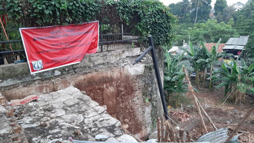 Tampak spanduk peringatan dipasangi di sejumlah rumah di pinggir tebing sungai di Jalan Damai, RT 04, RW 02, Kelurahan Ciganjur, Jagakarsa, Jakarta Selatan, pada Kamis (15/10). Sebelumnya tebing itu longsor. Materialnya menimpa pemukiman warga. 