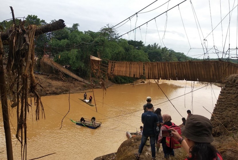 tampak suasana daerah yang terkena dampak bencana di Tanah Air