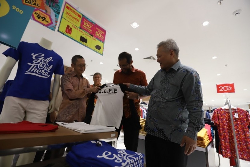 Tampak suasana pengunjung Centro Departemen Store  Depok