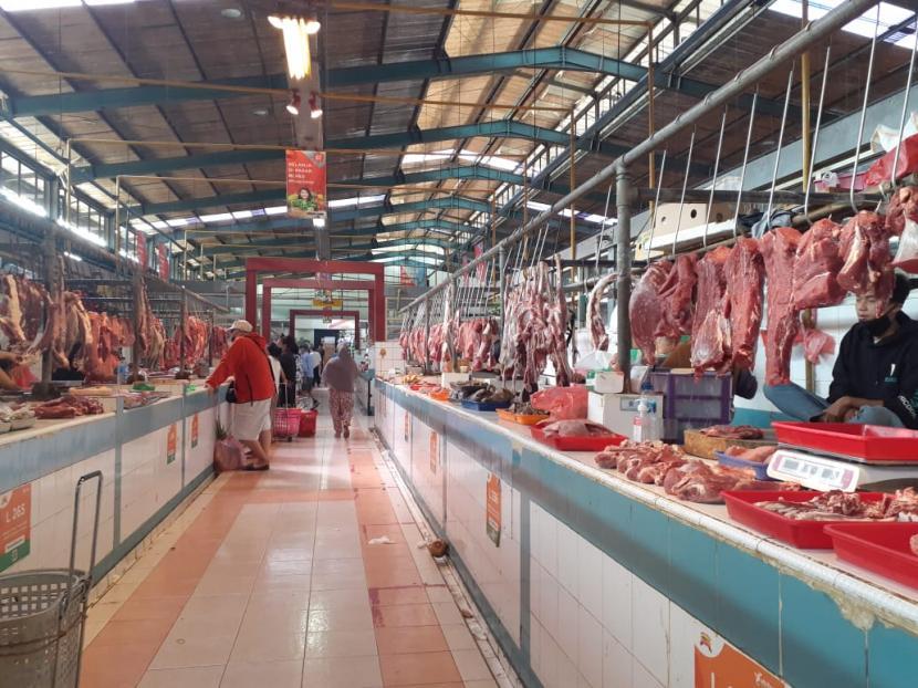 Tampak suasana tempat penjualan daging di pasar modern BSD Serpong, Tangsel beberapa waktu lalu