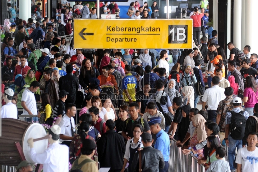  Tampak suasana terminal 1B keberangkatan dalam negeri di bandara Internasional Soekarno Hatta, Tangerang, Banten, Selasa (14/7). 
