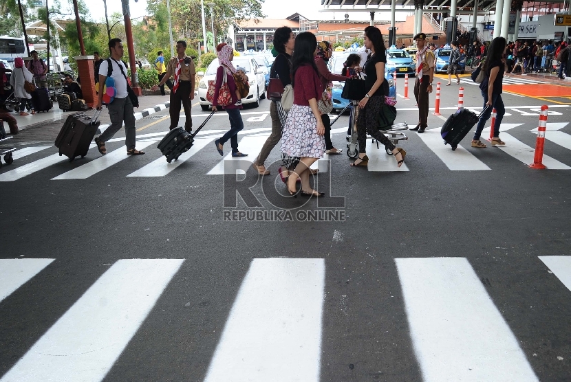 Tampak suasana terminal 1B keberangkatan dalam negeri di bandara Internasional Soekarno Hatta, Tangerang, Banten, Selasa (14/7). 