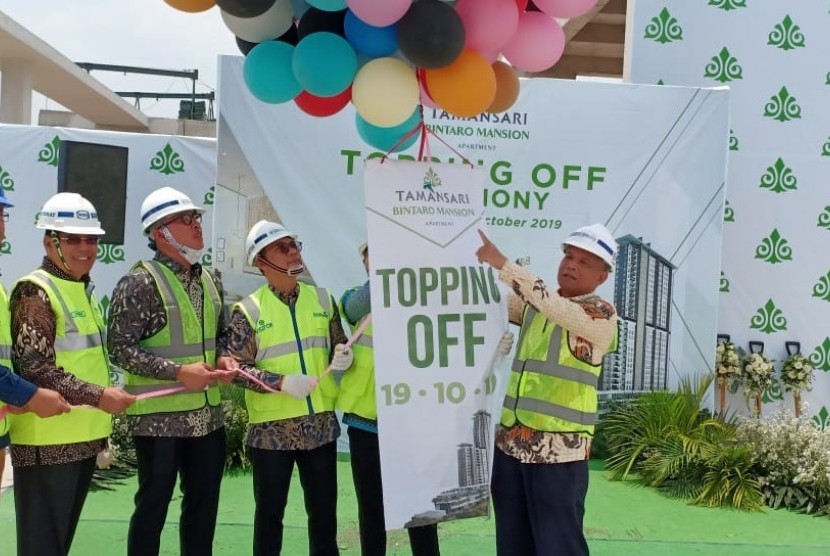 Tampak suasana topping off Tamansari Bintaro 