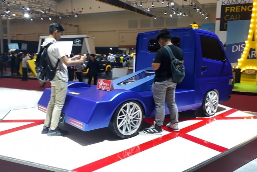 Tampak Suzuki Carry fluzh concept yang hadir dengan konsep low rider di ajang Gaikindo Indonesia International Auto Show. Kamis (25/7).