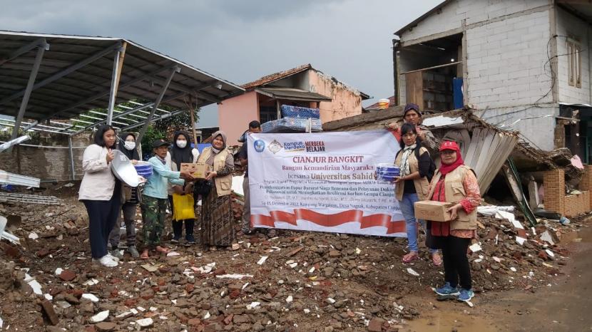 Tampak tim abdimas Universitas Sahid sedang memberikan bantuan bagi korban gempa Cianjur