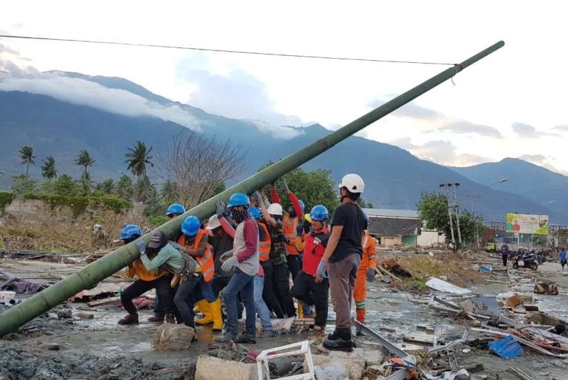 tampak upaya gotong royong para pekerja di lokasi gempa di Palu