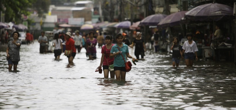 Tampak warga berjalan menyusuri jalan di Bangkok, Thailand, Jumat 28/10. (AP)