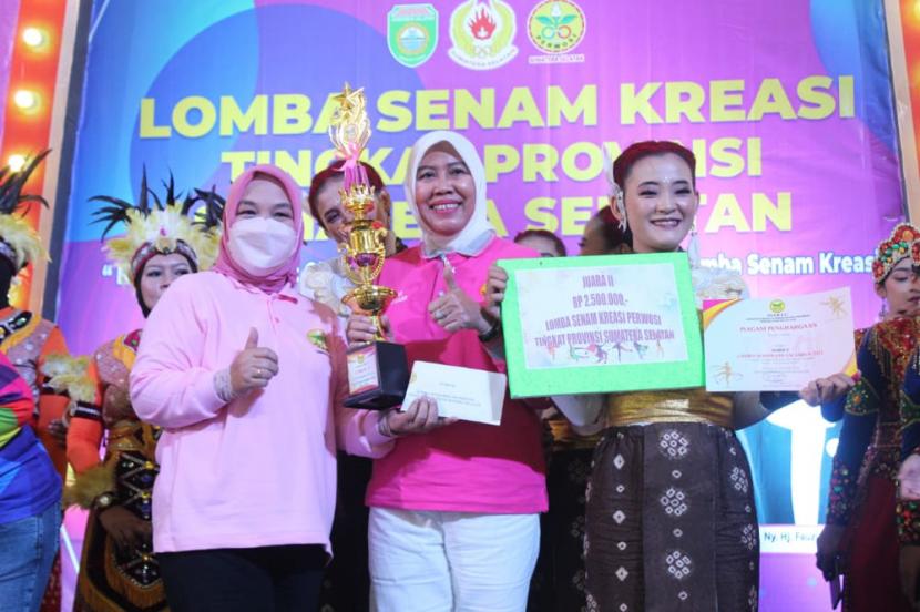 Tampil memukau di Atrium Opi Mal, Perwosi Kabupaten Musi Banyuasin berhasil meraih juara dua pada Lomba Senam Kreasi Tingkat Provinsi Sumatera Selatan, Sabtu (15/10/2022). 