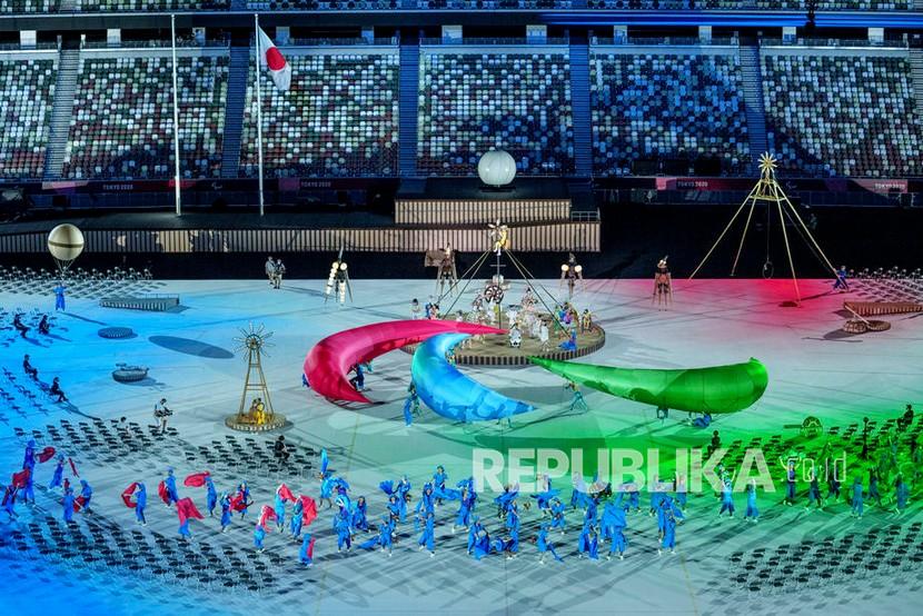 Tampilan Agitos menampilkan tiga Agito tiup besar yang digerakkan oleh tiga hembusan angin yang diciptakan oleh baling-baling di Bandara Para selama Upacara Pembukaan Paralimpiade Tokyo 2020, Tokyo, Jepang,  Selasa (24/8). 