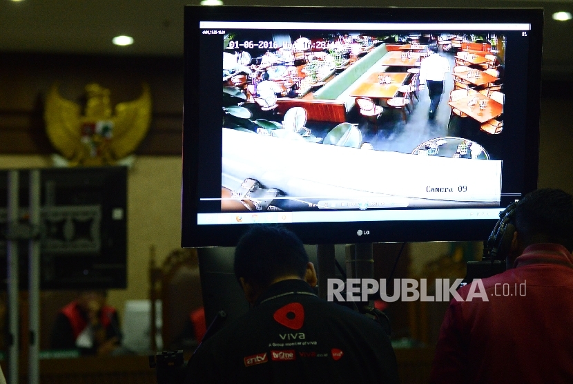 Tampilan cctv diperlihatkan saat sidang kasus pembunuhan Mirna Wayan Salihin, dengan terdakwa Jessica Kumala Wongso saat menjalani sidang lanjutan dengan agenda mendengarkan keterangan saksi di Pengadilan Negeri Jakarta Pusat, Rabu (20/7).Republika/Raisan 