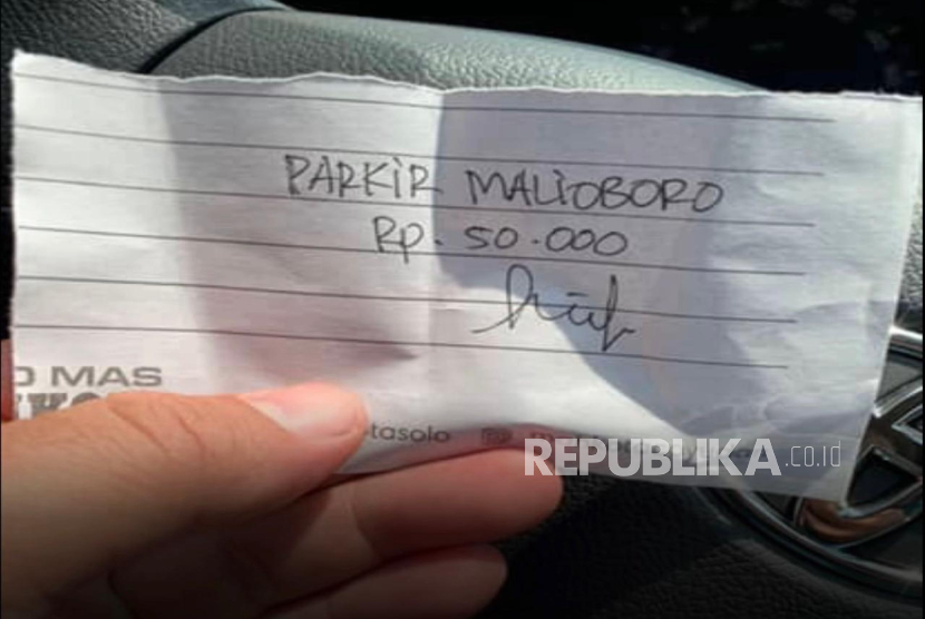 Tampilan kertas bertulisan tangan Parkir Malioboro Rp 50.000 yang viral karena dipakai untuk nuthuk tarif parkir. 