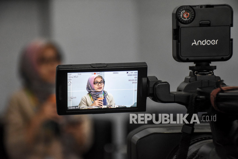 Tampilan layar kamera jurnalis televisi saat konferensi pers pasien suspect virus corona (Covid-19) di RSUP Hasan Sadikin, Kota Bandung, Jawa Barat. Berita-berita buruk yang datang silih berganti membuat orang merasa cemas.