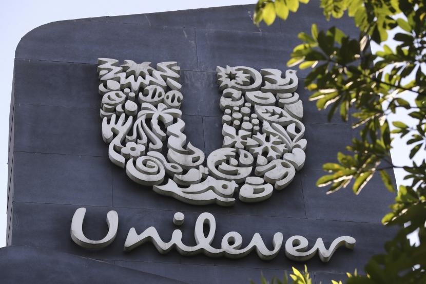  Tampilan logo Unilever, dipajang di luar kantor pusat PT Unilever Indonesia Tbk. di Tangerang, Indonesia, Selasa, 16 November 2021. 