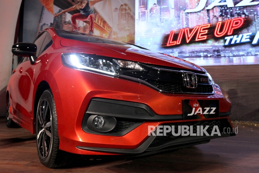  Tampilan New Honda Jazz RS pada peluncuran model baru New Honda Jazz di Kawasan SCBD, Jakarta, Rabu (26/7). 