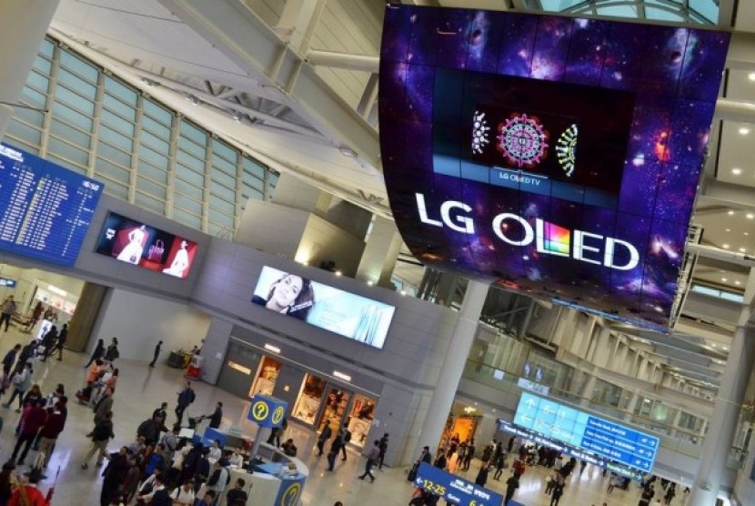 Tampilan panel OLED LG di bandara Incheon