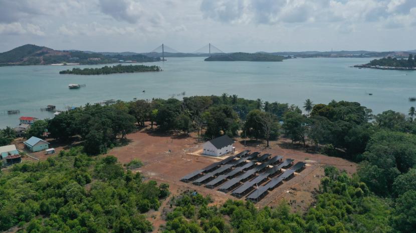 Tampilan Pembangkit Listrik Tenaga Surya (PLTS) berkapasitas 156 kWp Pulau Panjang, di Kelurahan Setokok, Kecamatan Bulang, Batam, Provinsi Kepulauan Riau.