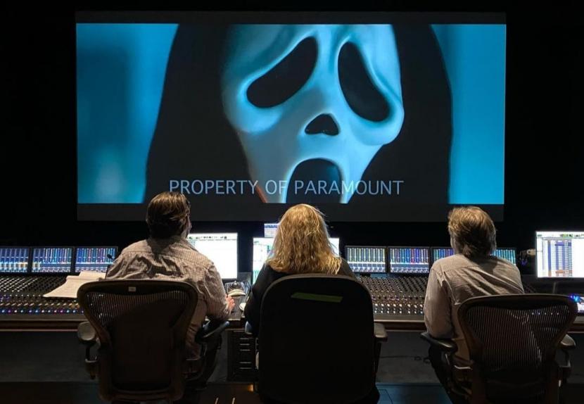 Tampilan terbaru topeng Ghostface dalam film Scream 5. Scream terbaru adalah film pertama dalam keseluruhan waralaba yang tidak disutradarai oleh Wes Craven, yang meninggal pada 2015. 